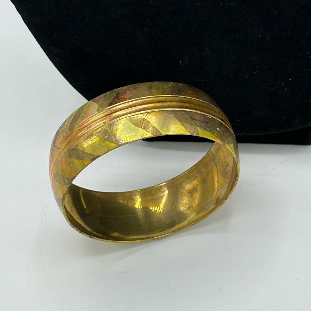 Vintage brass and copper bangle. 1in wide, 2.75 inner. 12grams